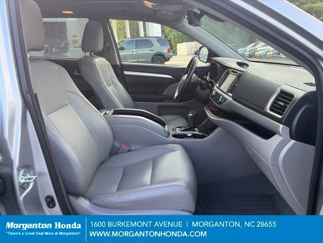 Used 2017 Toyota Highlander XLE w/ Carpet Mat Package AWD/4WD image 44