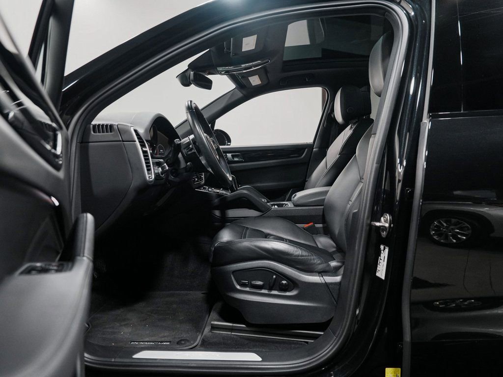 Used 2023 Porsche Cayenne w/ Premium Package image 28