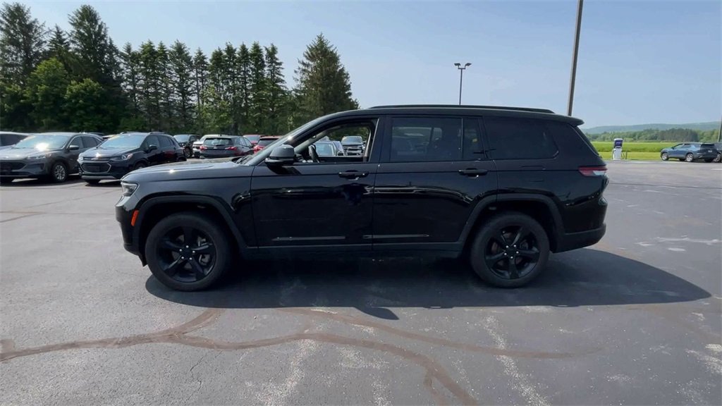 Used 2023 Jeep Grand Cherokee L Limited w/ Black Appearance Package image 5
