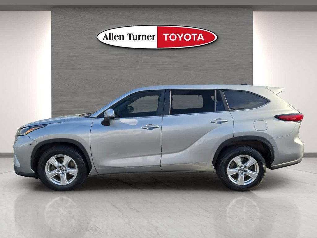 Used 2023 Toyota Highlander L FWD image 10