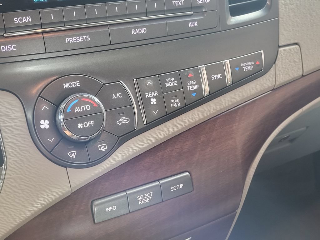 Used 2014 Toyota Sienna XLE FWD image 21