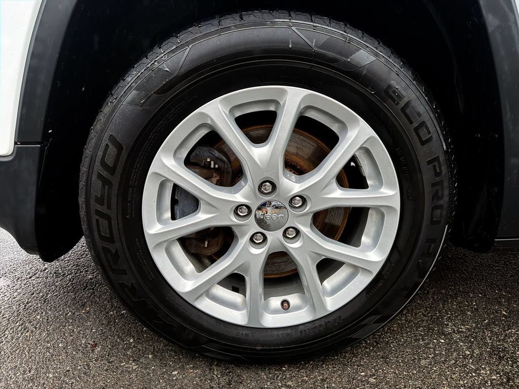 Used 2015 Jeep Cherokee Latitude AWD/4WD image 16