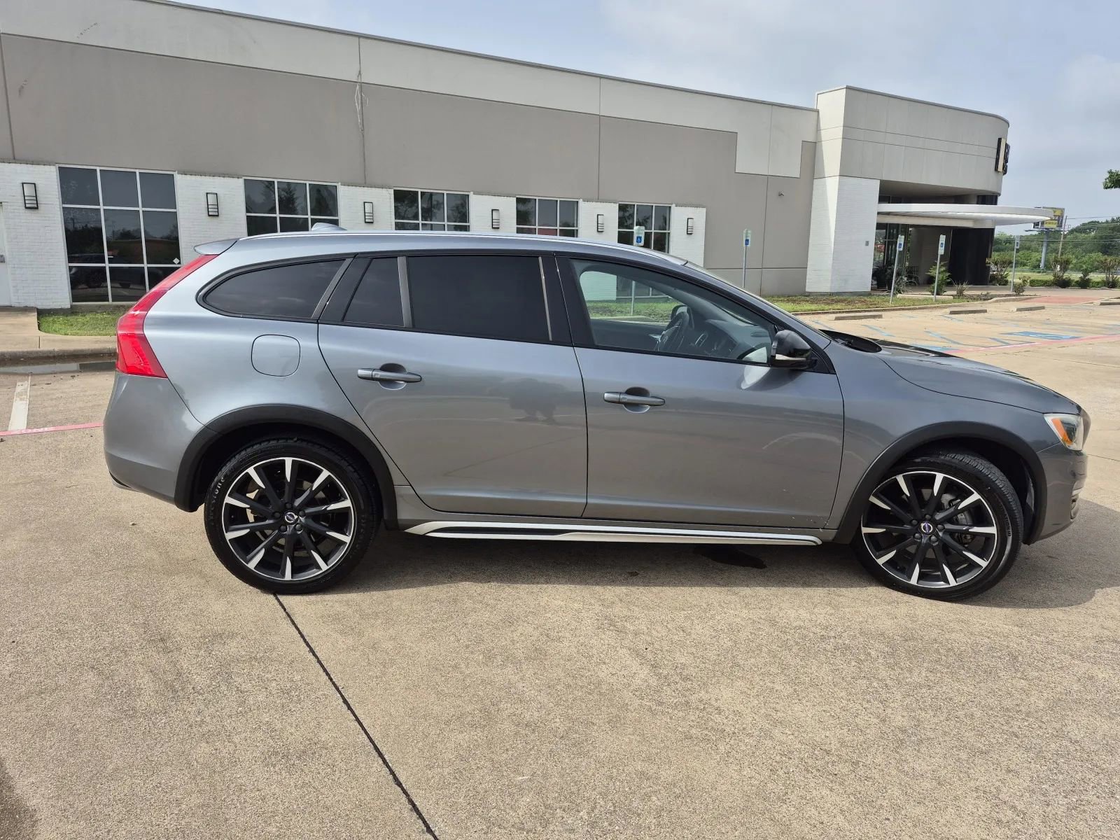 Used 2016 Volvo V60 T5 Cross Country Platinum AWD/4WD image 5