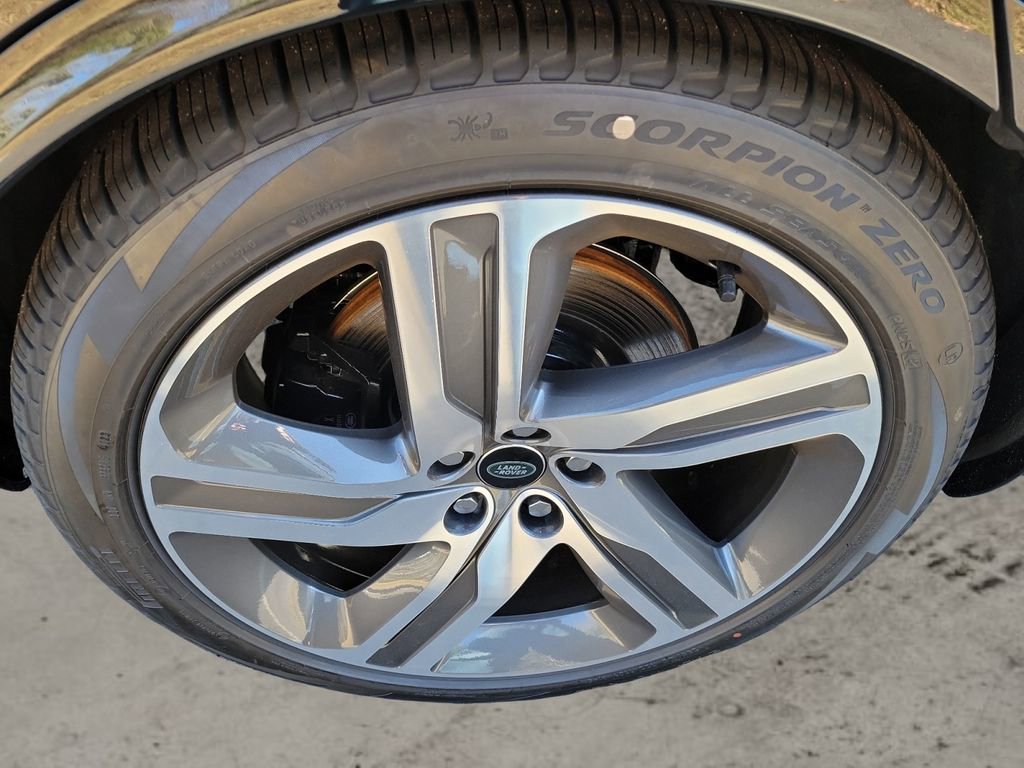 New 2024 Land Rover Discovery Metropolitan Edition image 12