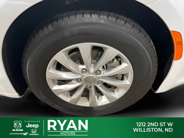 Used 2018 Chrysler Pacifica Touring-L FWD image 44