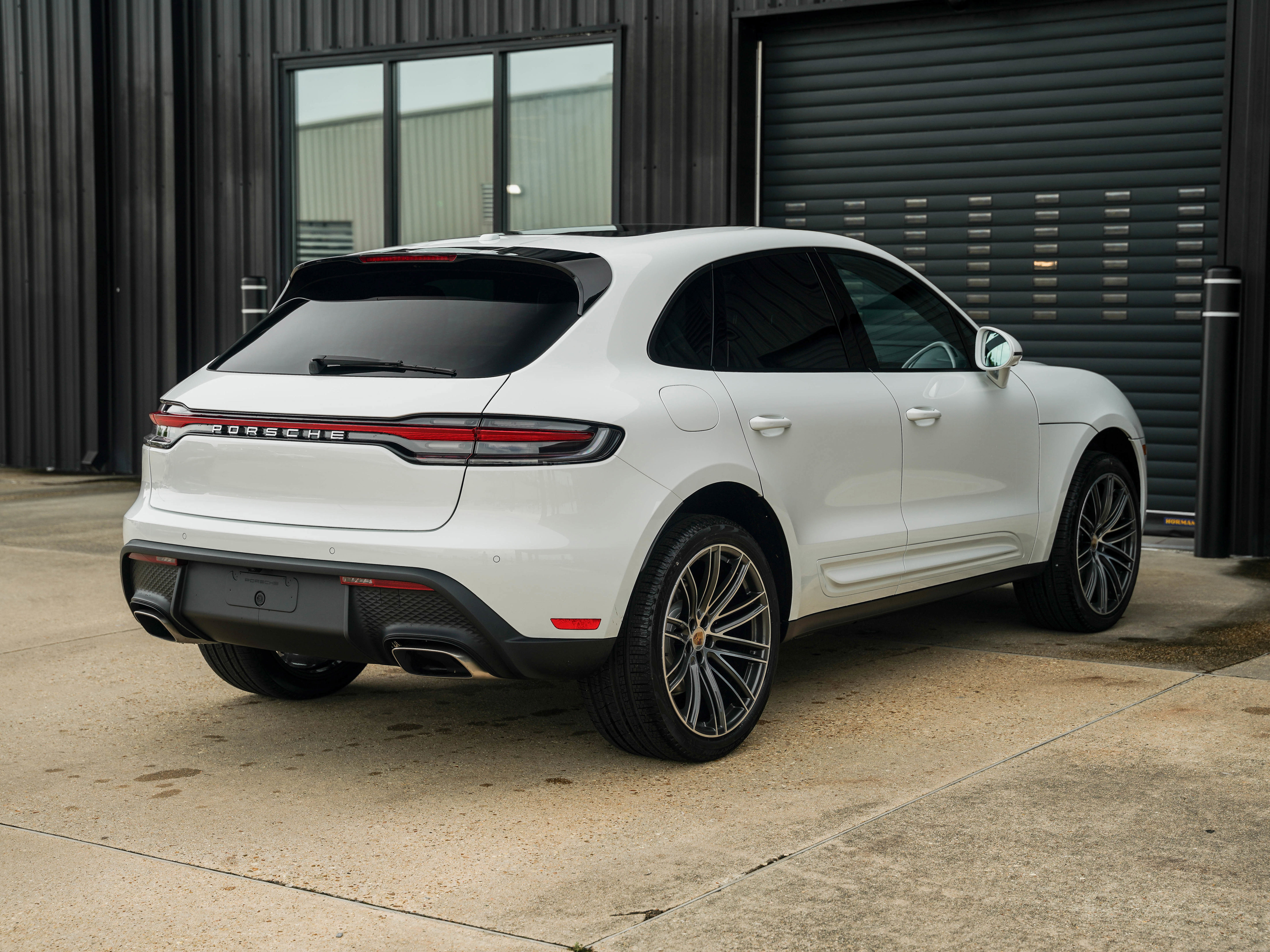 Certified 2025 Porsche Macan image 9