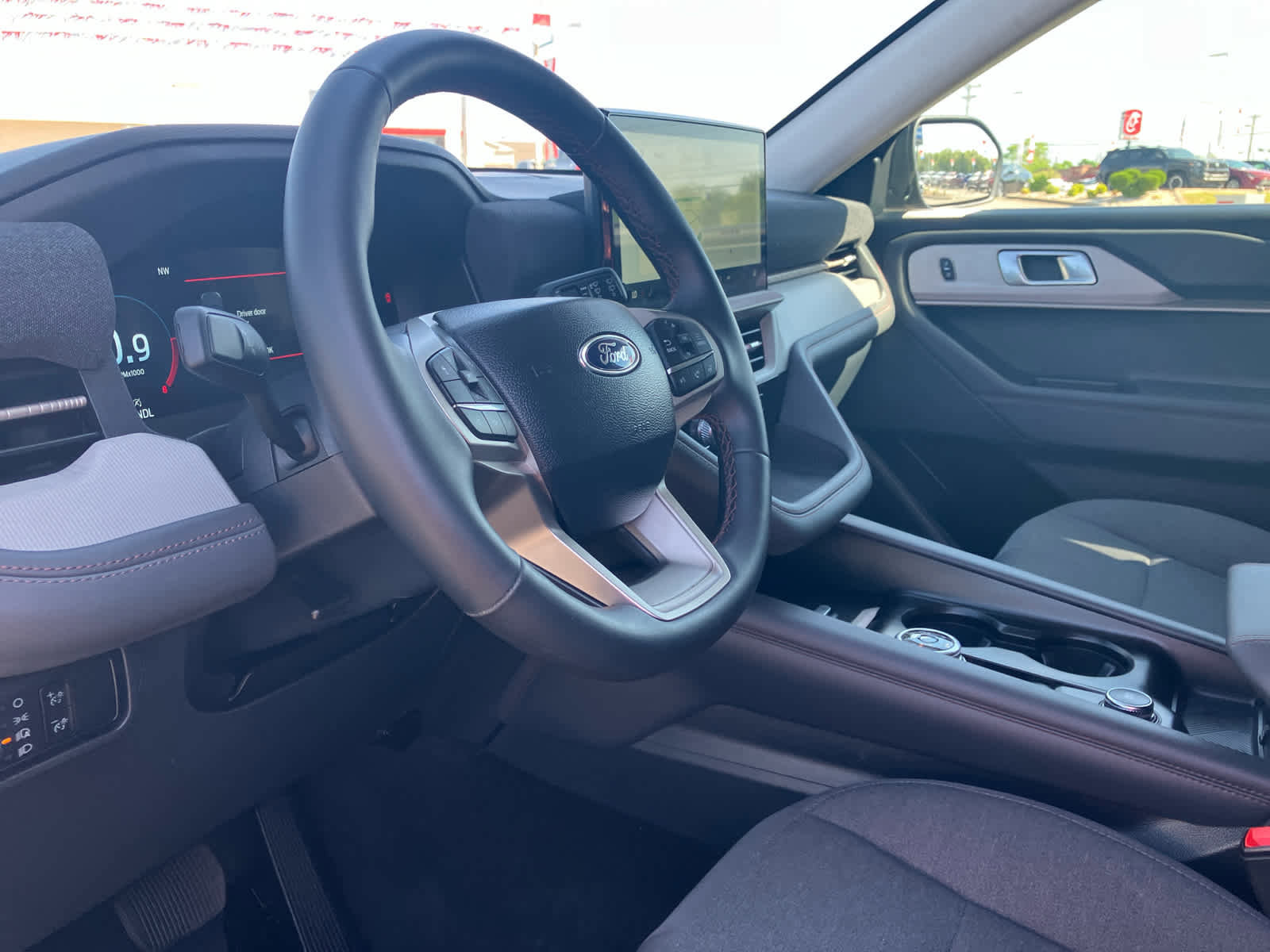 Used 2025 Ford Explorer Active RWD image 9