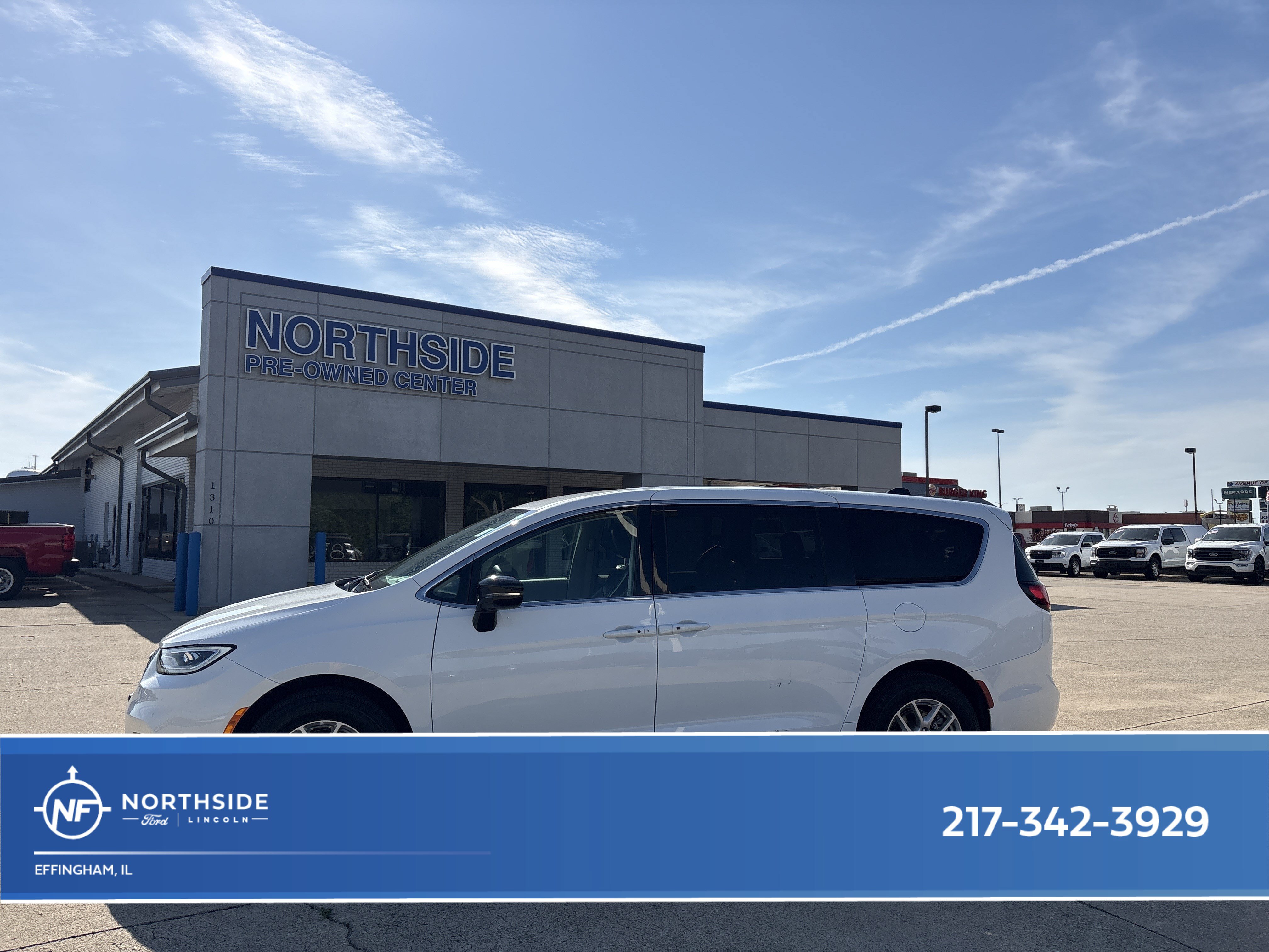 Used 2024 Chrysler Pacifica Touring-L FWD image 1