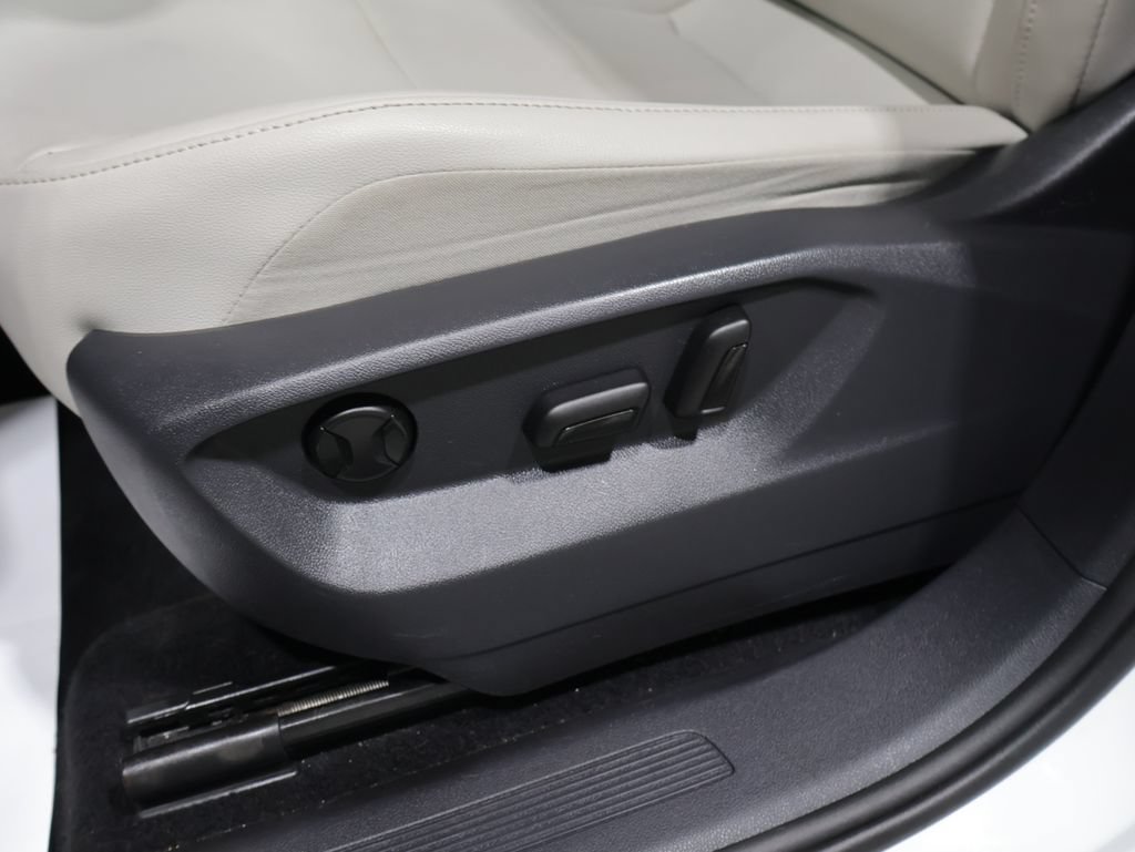 Used 2020 Volkswagen Tiguan SEL AWD/4WD image 12