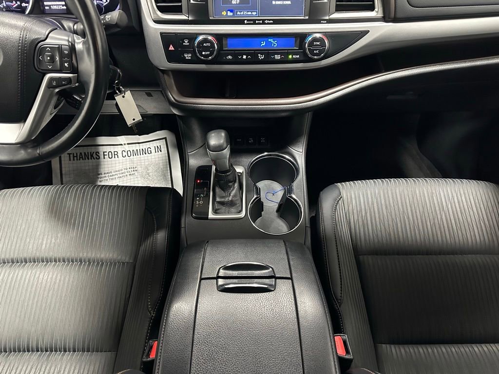 Used 2018 Toyota Highlander Plus w/ Carpet Mat Package (TMS) AWD/4WD image 32