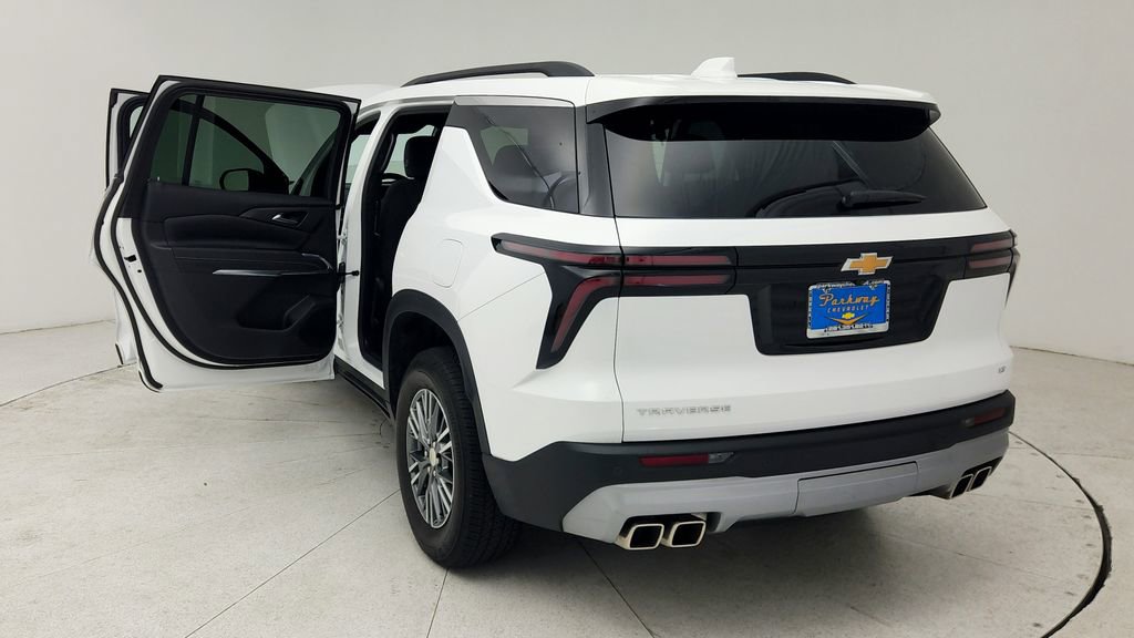 Used 2024 Chevrolet Traverse LT w/ Trailering Package image 12