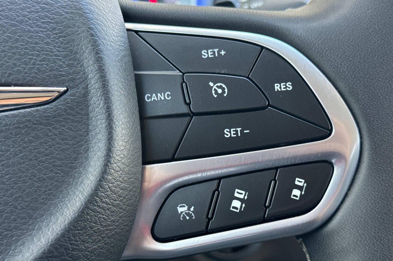 Used 2024 Chrysler Pacifica Touring-L FWD image 28