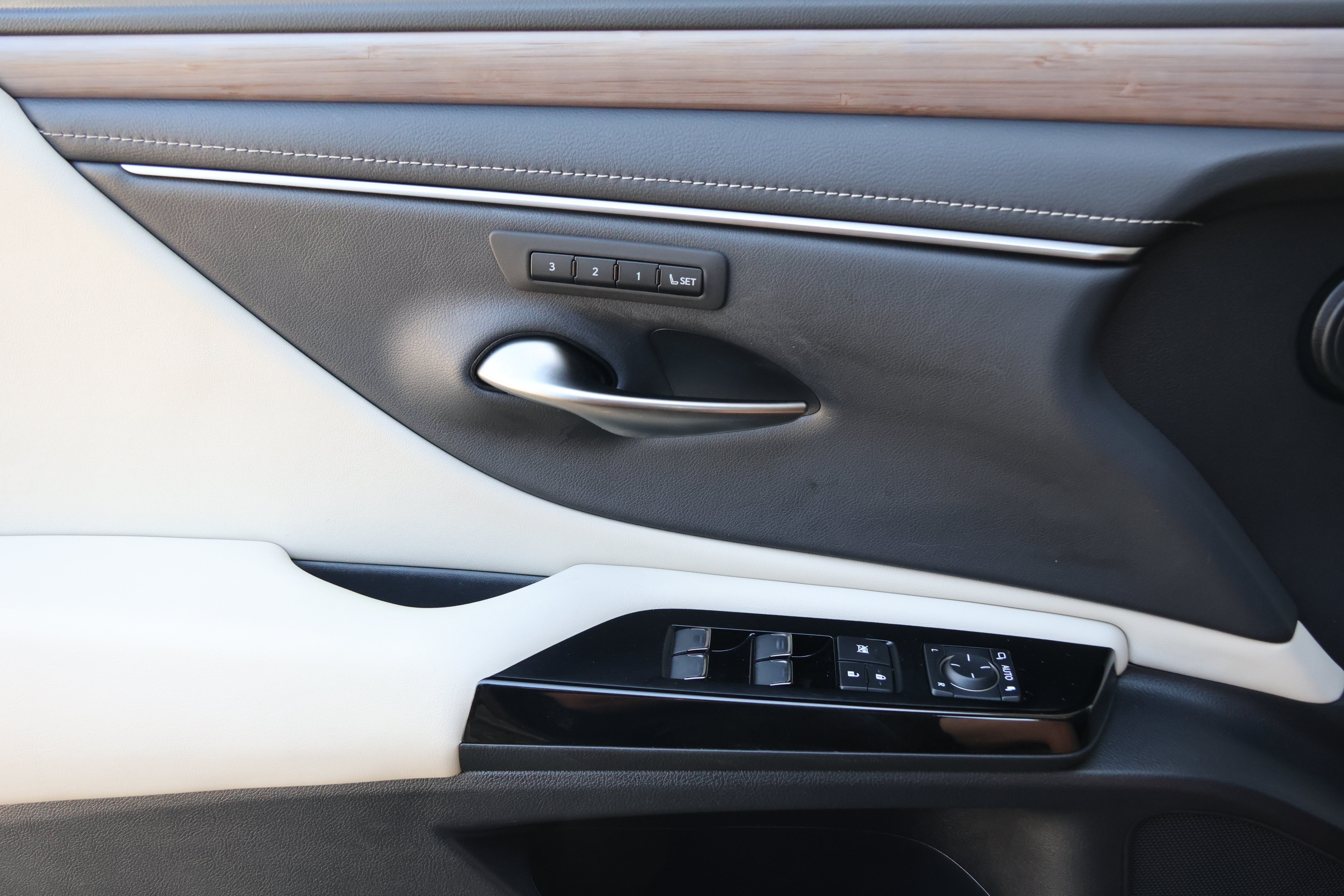 Certified 2024 Lexus ES 350 w/ Premium Package FWD image 12
