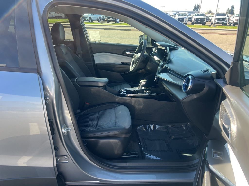 Used 2025 Chevrolet Trax LT FWD image 29
