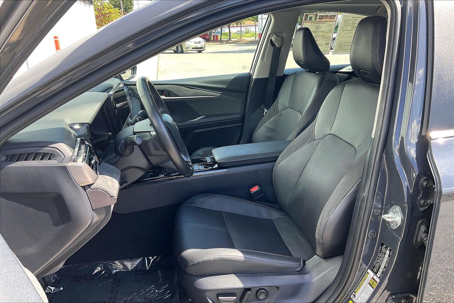 Used 2025 Toyota Camry XLE AWD/4WD image 30