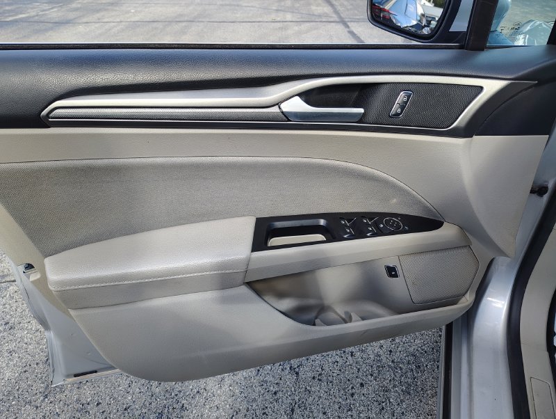 Used 2017 Ford Fusion SE FWD image 14