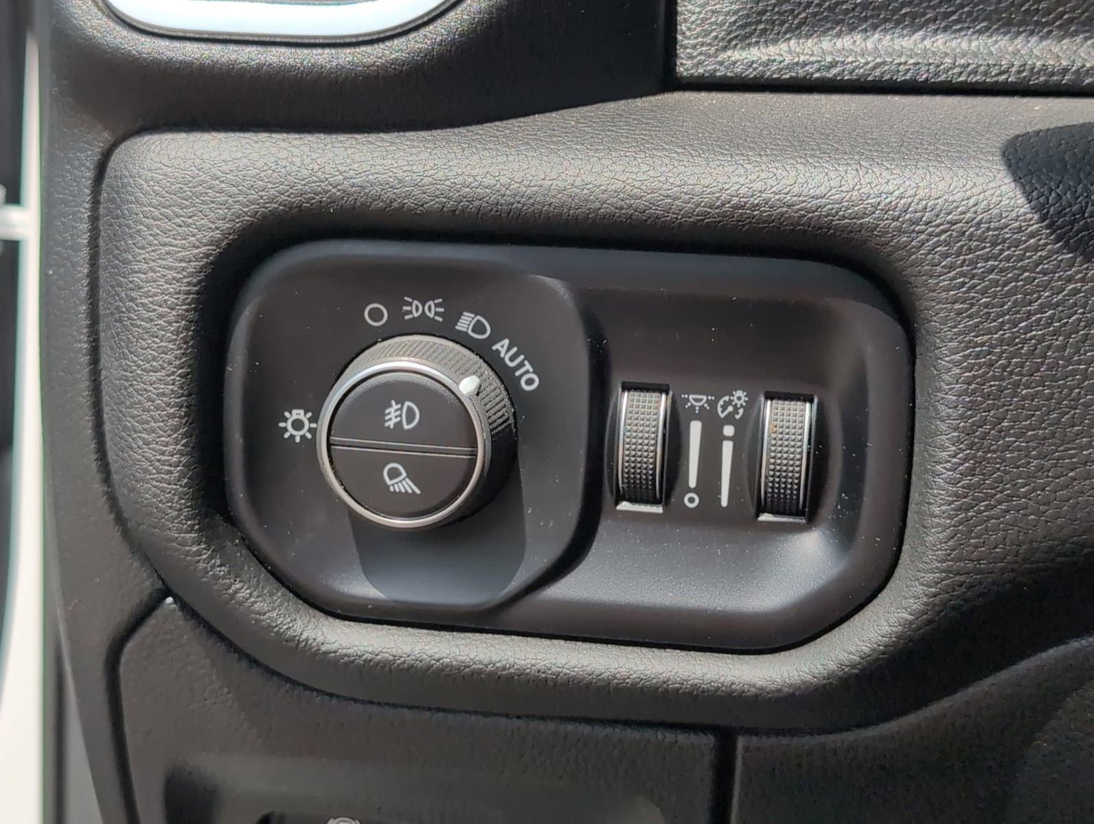 Used 2025 RAM 1500 Laramie AWD/4WD image 24