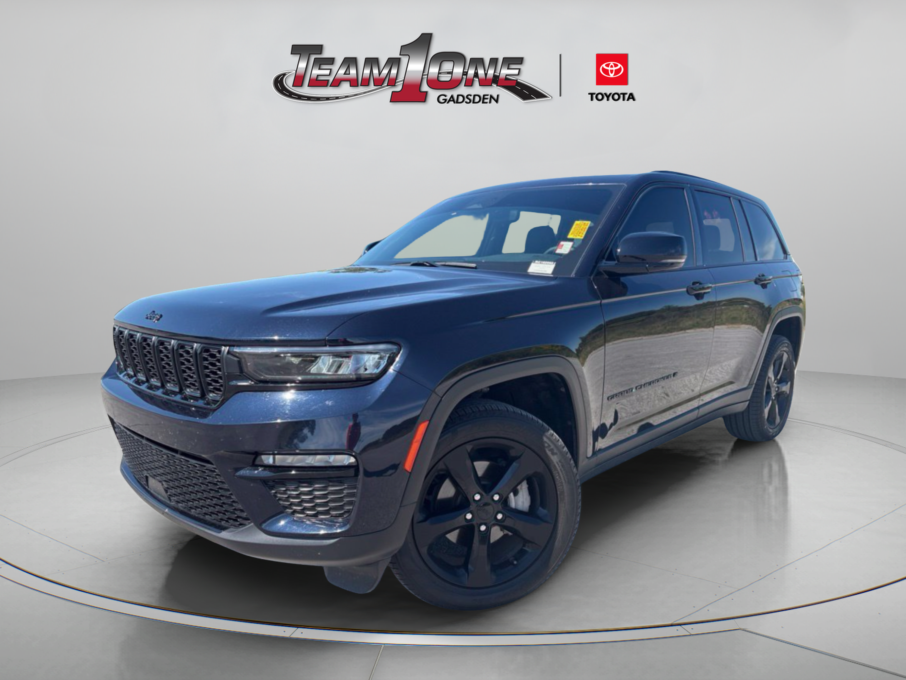 Used 2024 Jeep Grand Cherokee Limited w/ Black Appearance Package AWD/4WD image 4