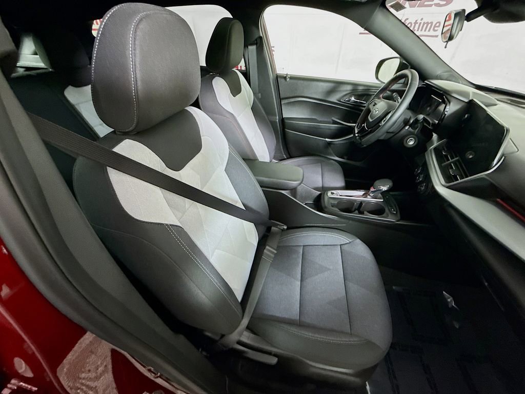 Used 2025 Chevrolet Trax RS w/ Sunroof Package image 30