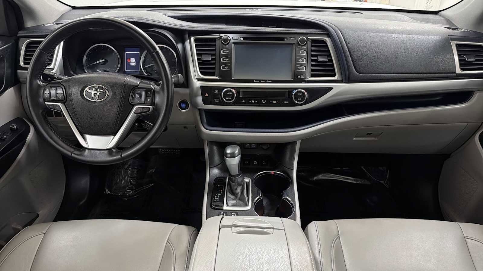 Used 2017 Toyota Highlander XLE image 28