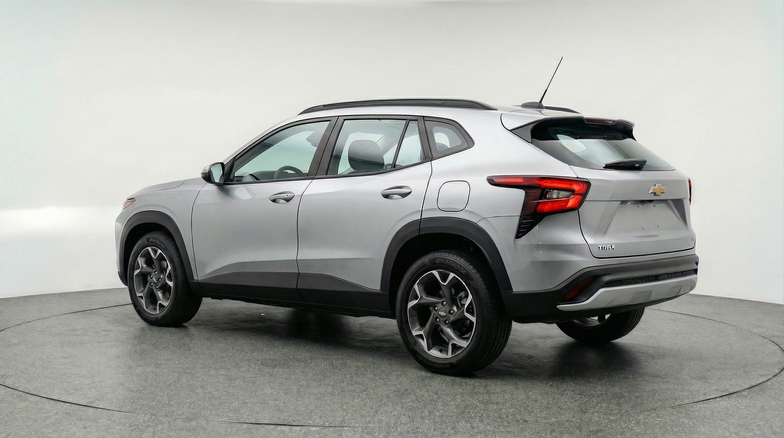 Used 2025 Chevrolet Trax LT FWD image 6