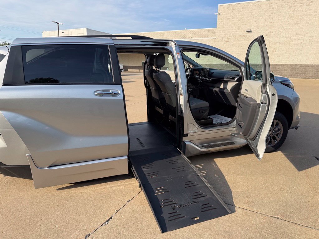 Used 2023 Toyota Sienna XLE w/ XLE Plus Package FWD image 28