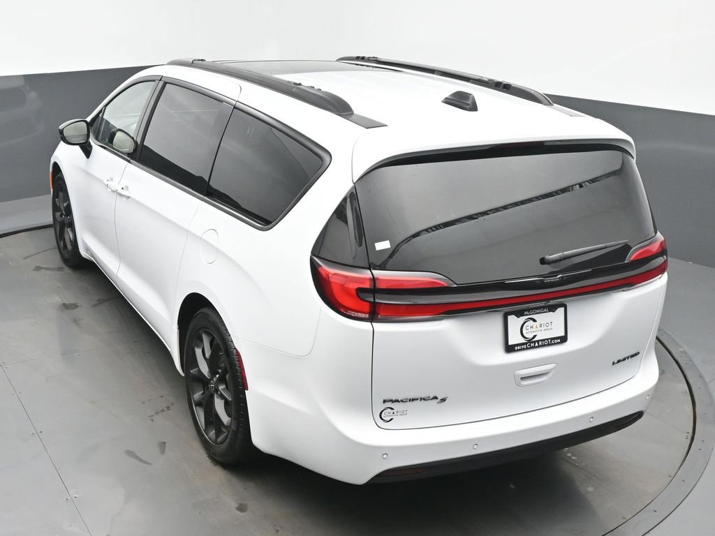 Used 2025 Chrysler Pacifica Limited image 41