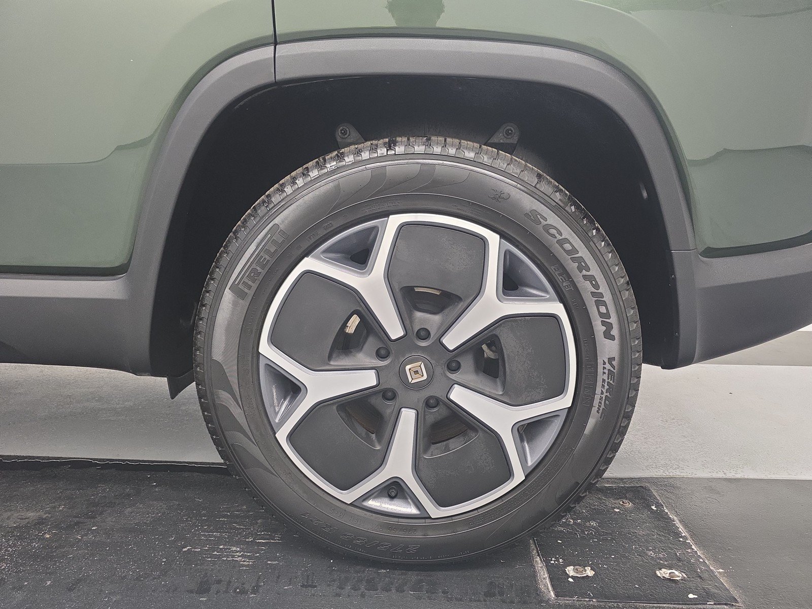 Used 2024 Rivian R1S Adventure AWD/4WD image 10
