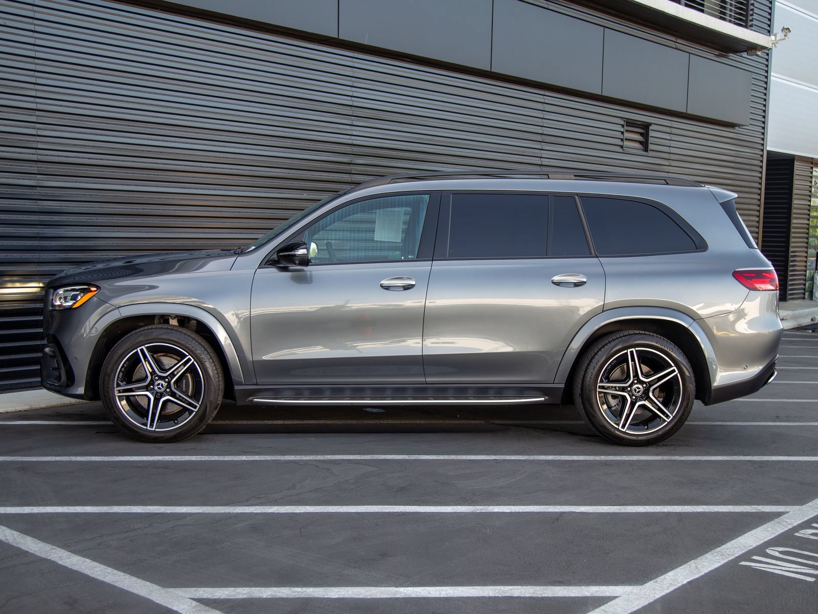 Used 2024 Mercedes-Benz GLS 450 4MATIC image 2