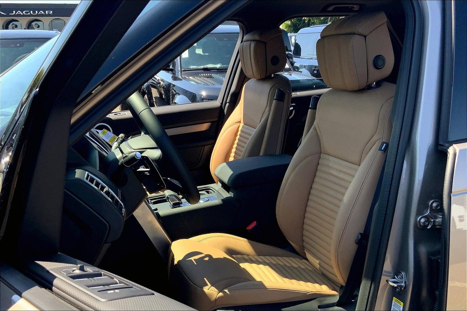 New 2025 Land Rover Discovery Dynamic SE image 10