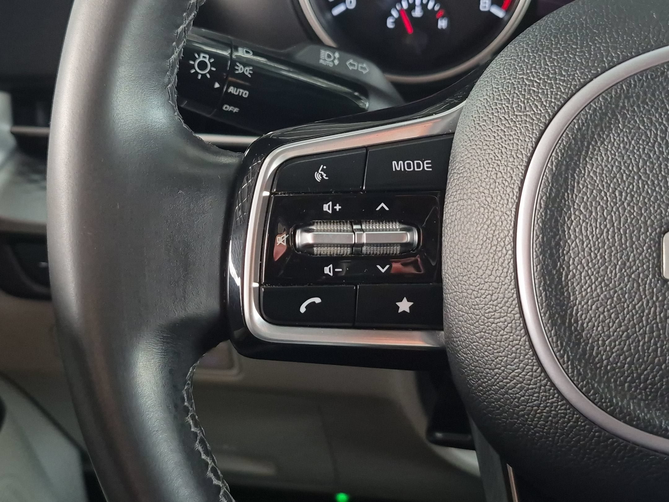 Used 2024 Kia Carnival LX FWD image 16