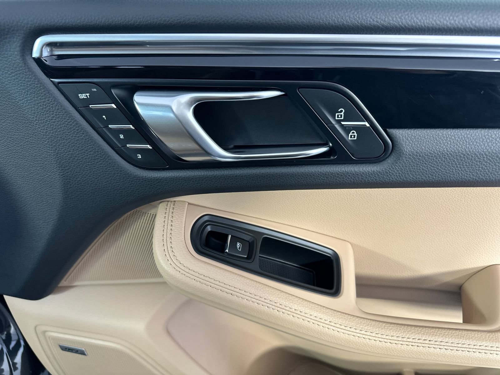 Certified 2023 Porsche Macan AWD/4WD image 20