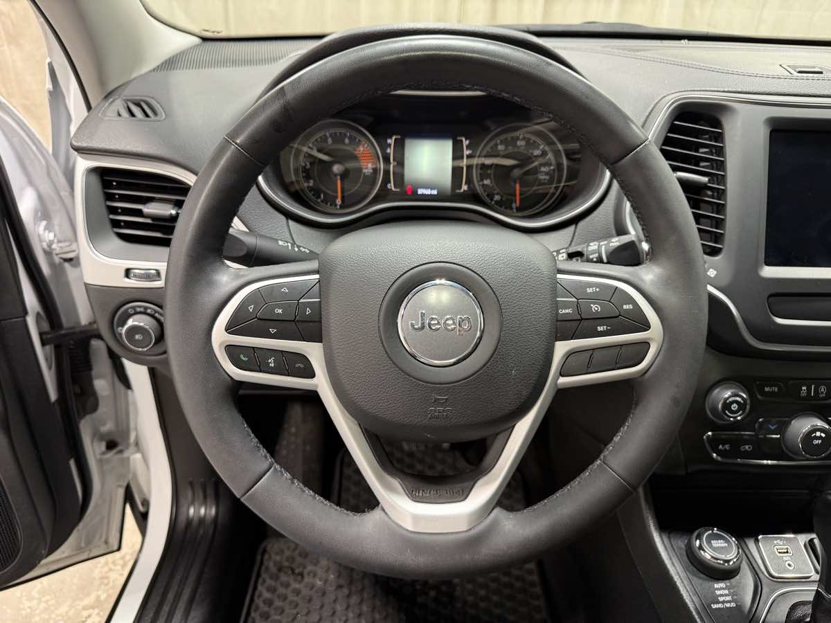 Used 2022 Jeep Cherokee Latitude w/ Sun & Sound Group AWD/4WD image 11