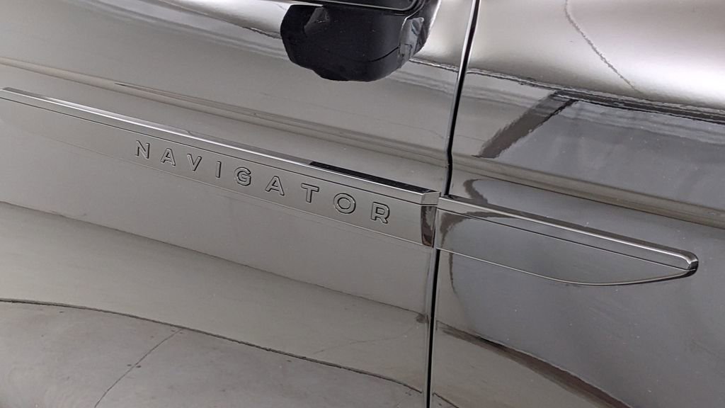 Used 2025 Lincoln Navigator Reserve w/ Jet Appearance Package image 46