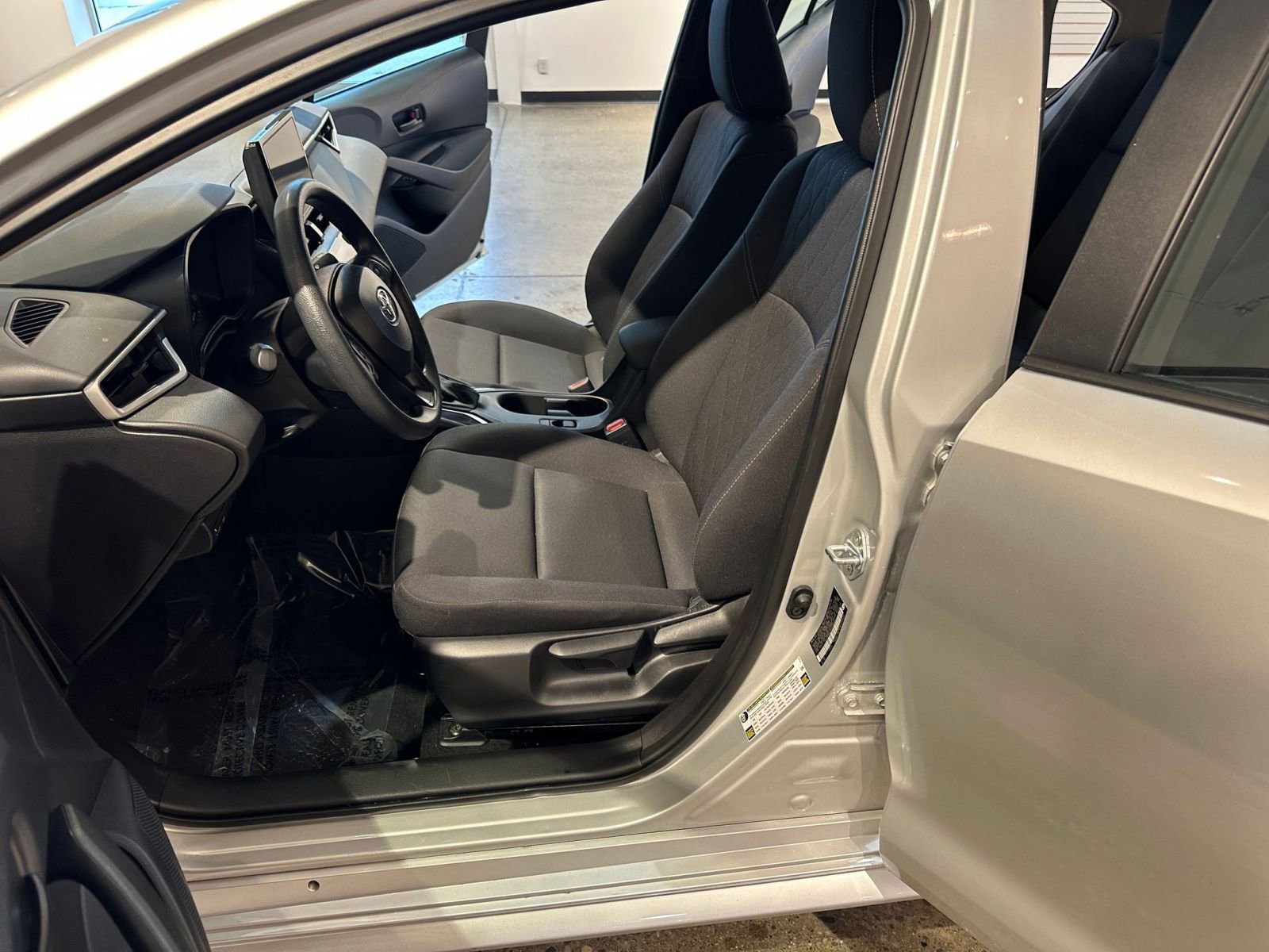 Used 2025 Toyota Corolla LE image 28