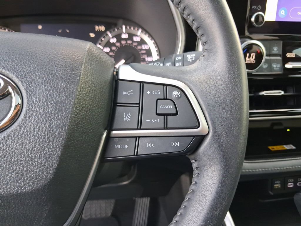 Used 2023 Toyota Highlander XLE FWD image 18