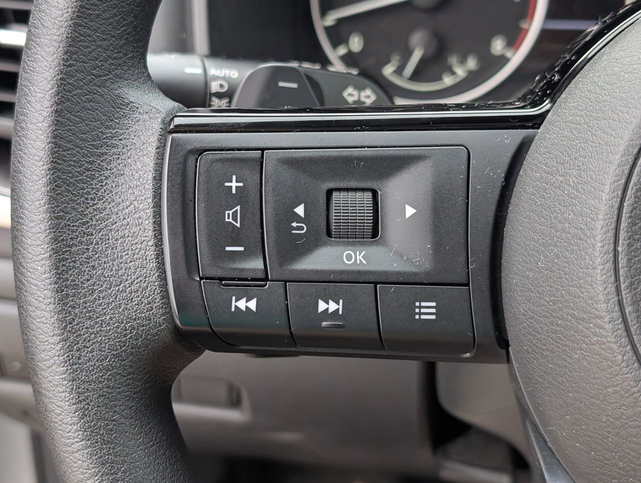 Used 2023 Nissan Rogue SV image 24