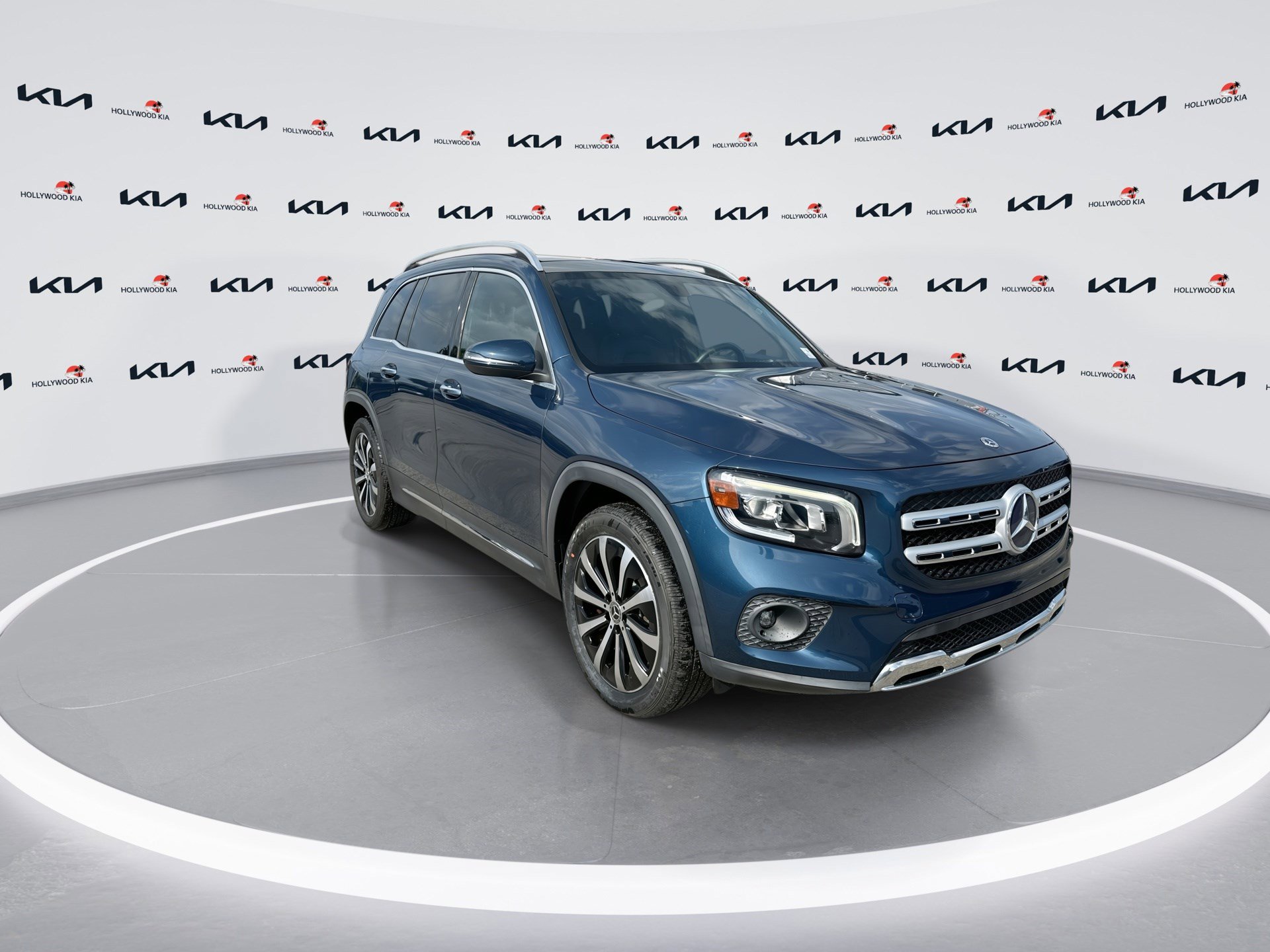 Used 2021 Mercedes-Benz GLB 250 w/ Premium Package image 2