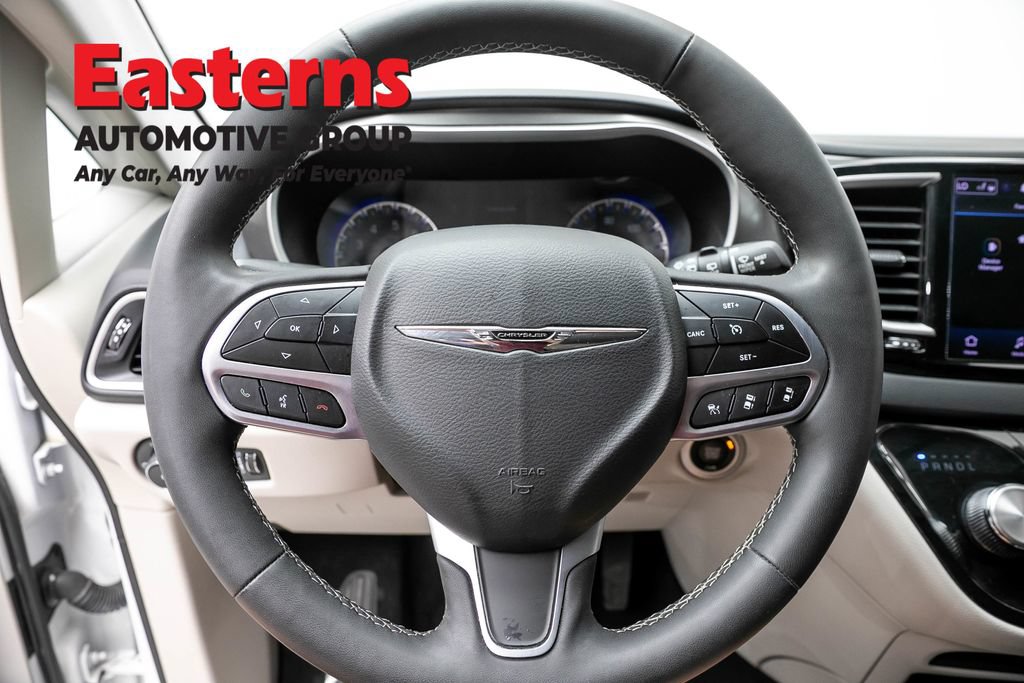Used 2023 Chrysler Pacifica Touring-L FWD image 10