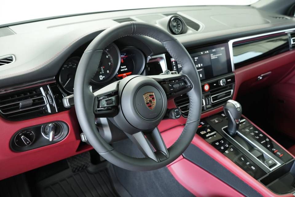 Certified 2025 Porsche Macan Turbo AWD/4WD image 4
