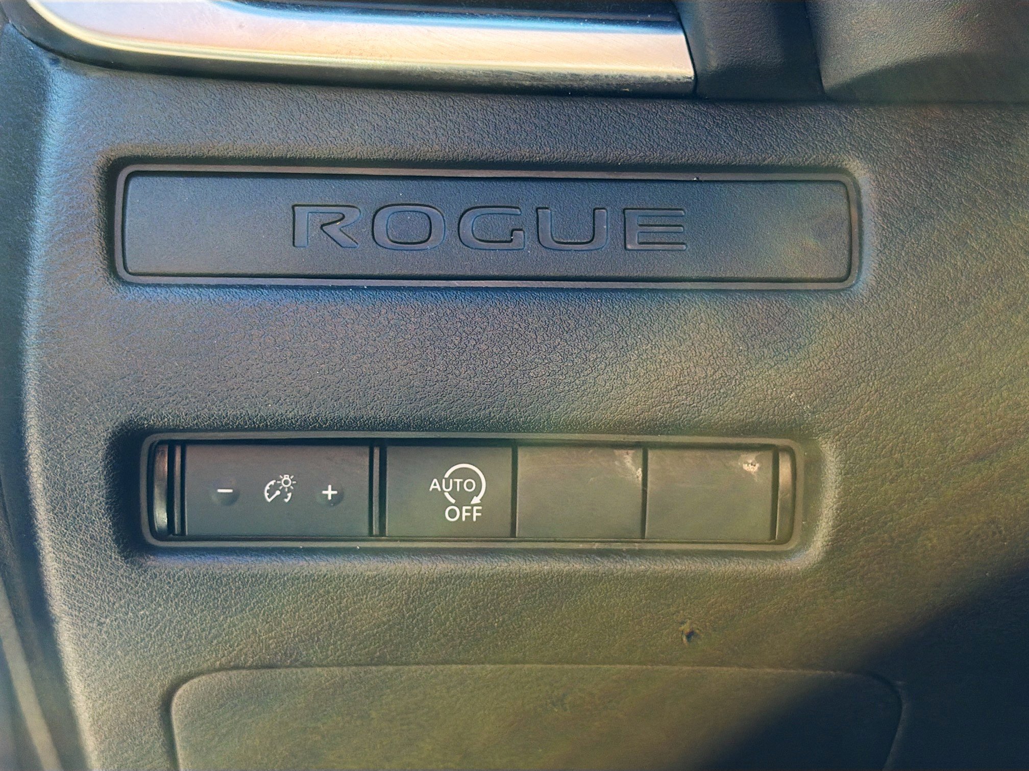 Used 2024 Nissan Rogue S image 31