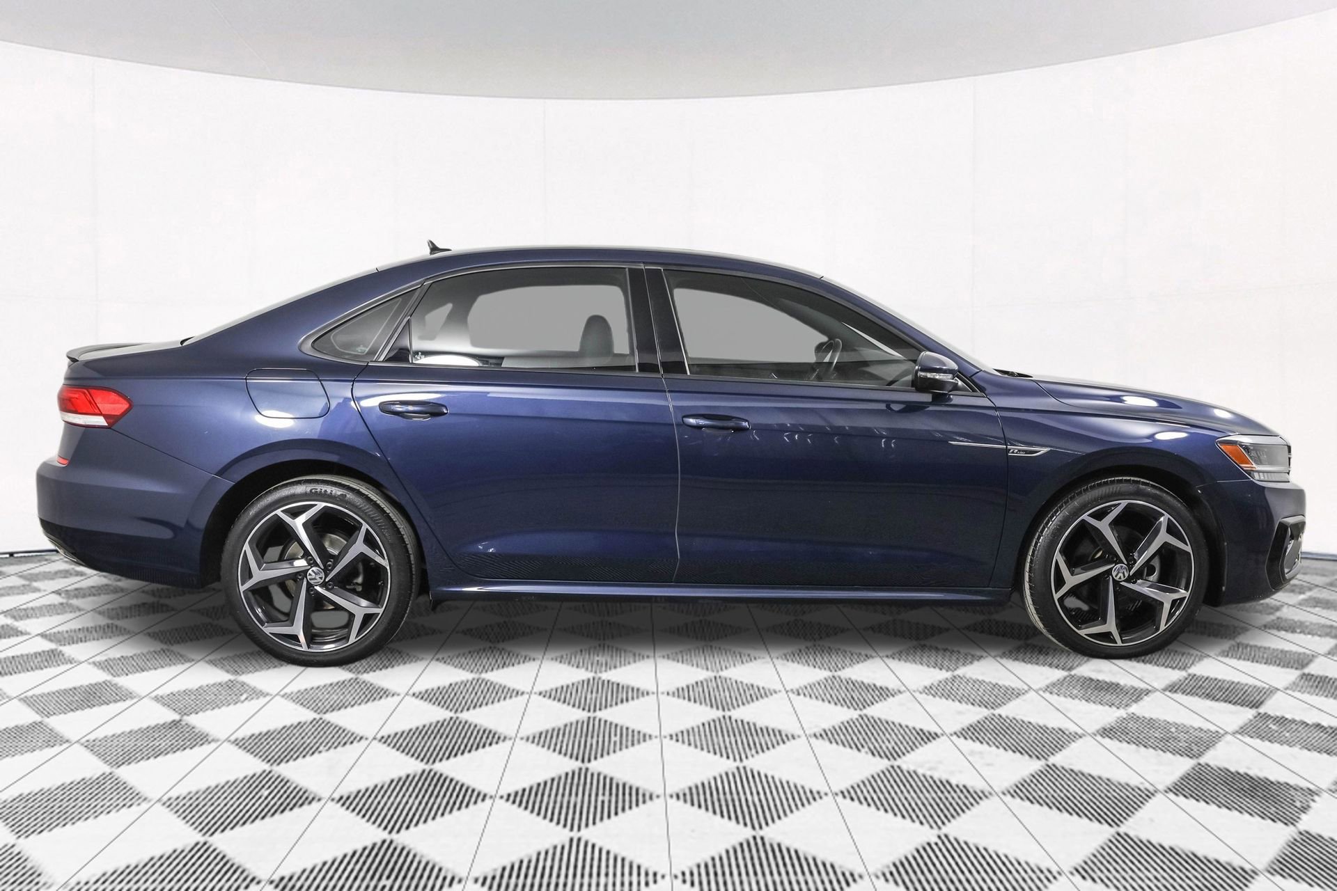 Used 2022 Volkswagen Passat 2.0T R-Line image 12