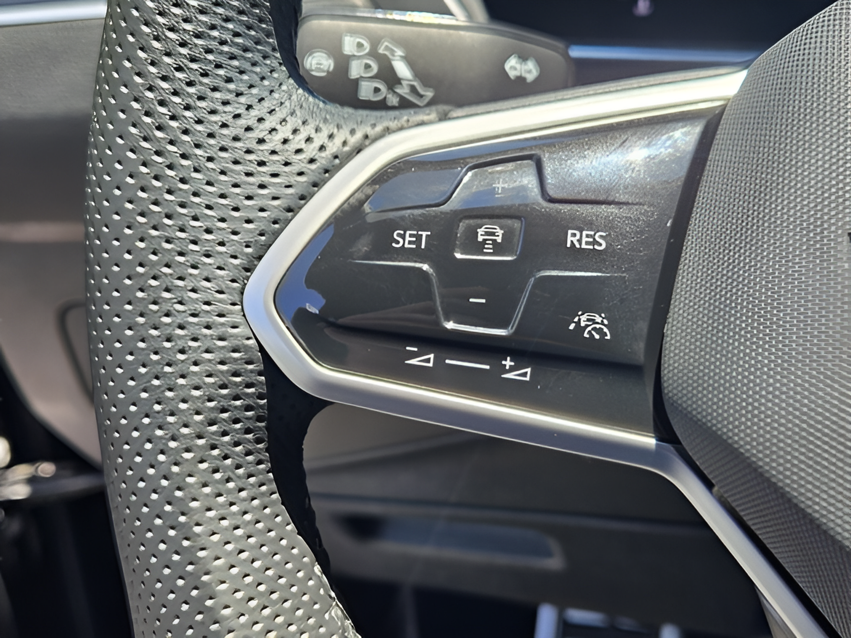 Certified 2024 Volkswagen Tiguan SE R-Line FWD image 25