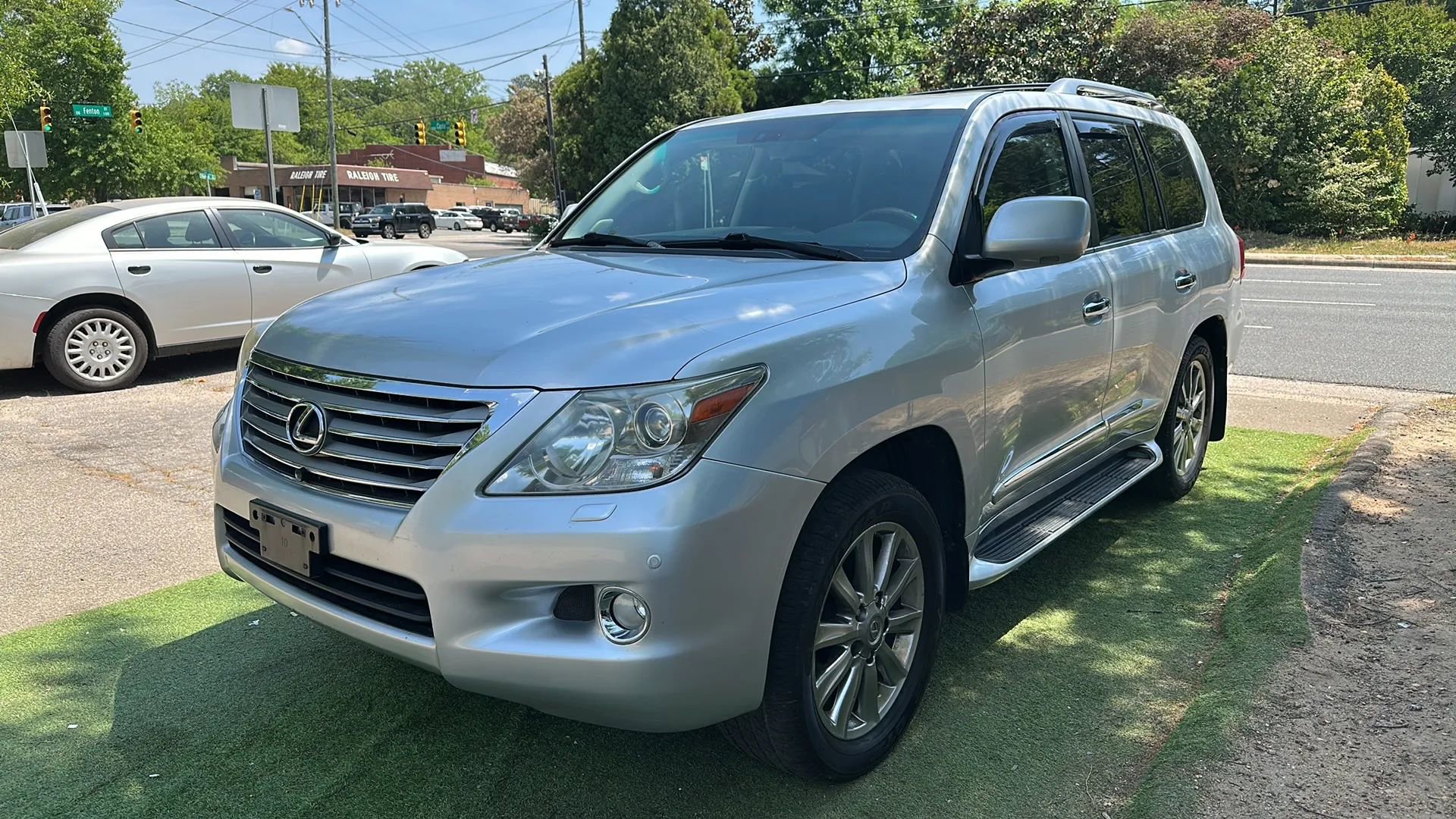 Used 2011 Lexus LX 570 4WD w/ Luxury Pkg image 3