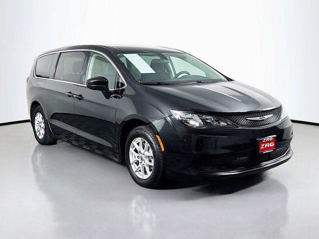 Used 2022 Chrysler Voyager LX image 7