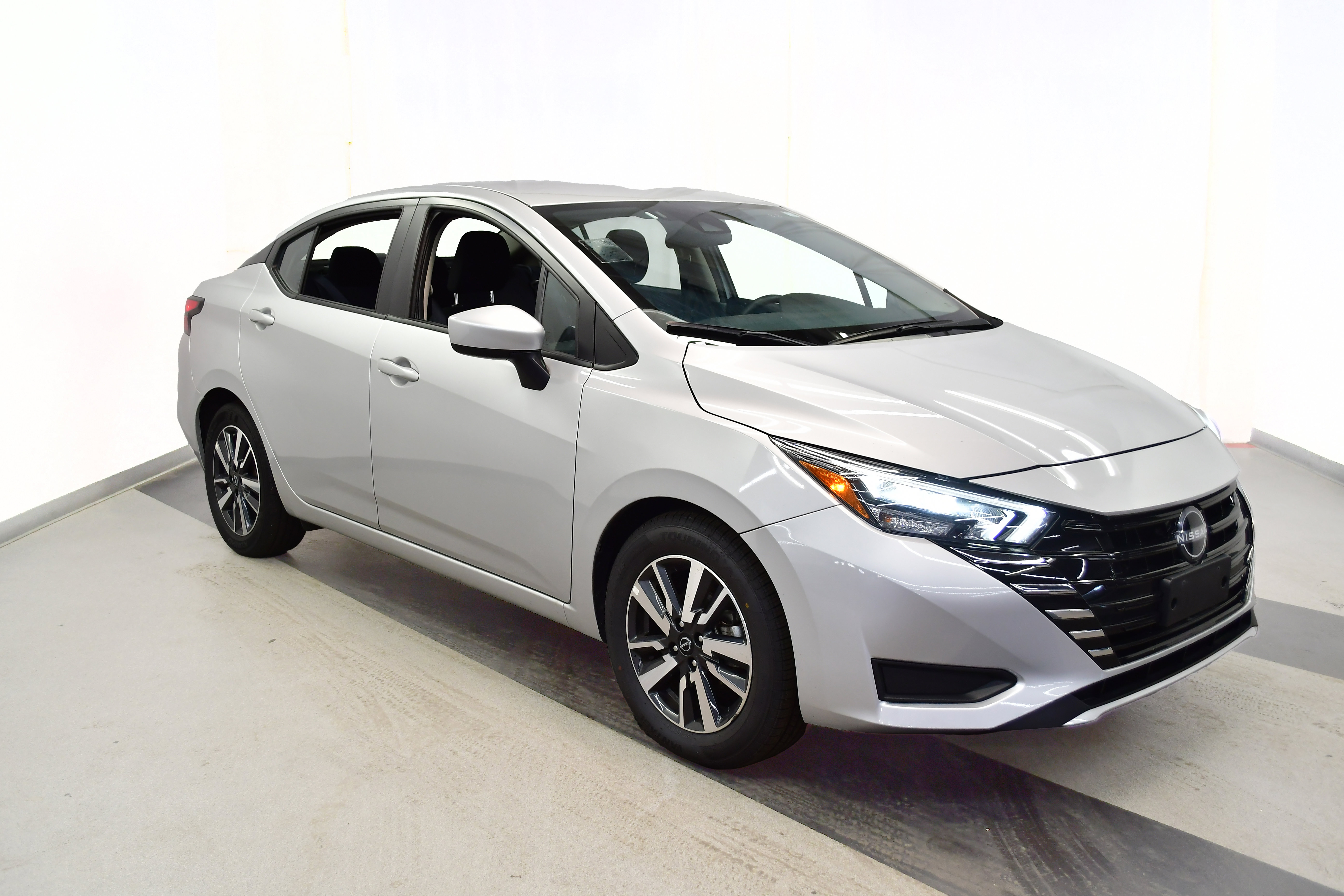 Used 2025 Nissan Versa SV FWD image 2