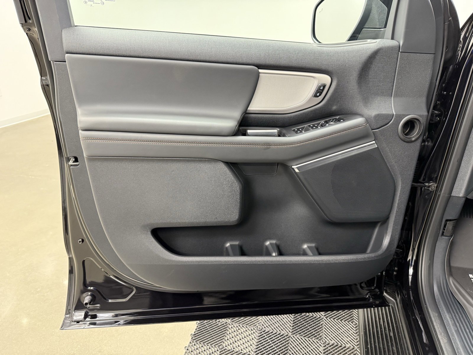 New 2025 Ford Expedition Active image 11