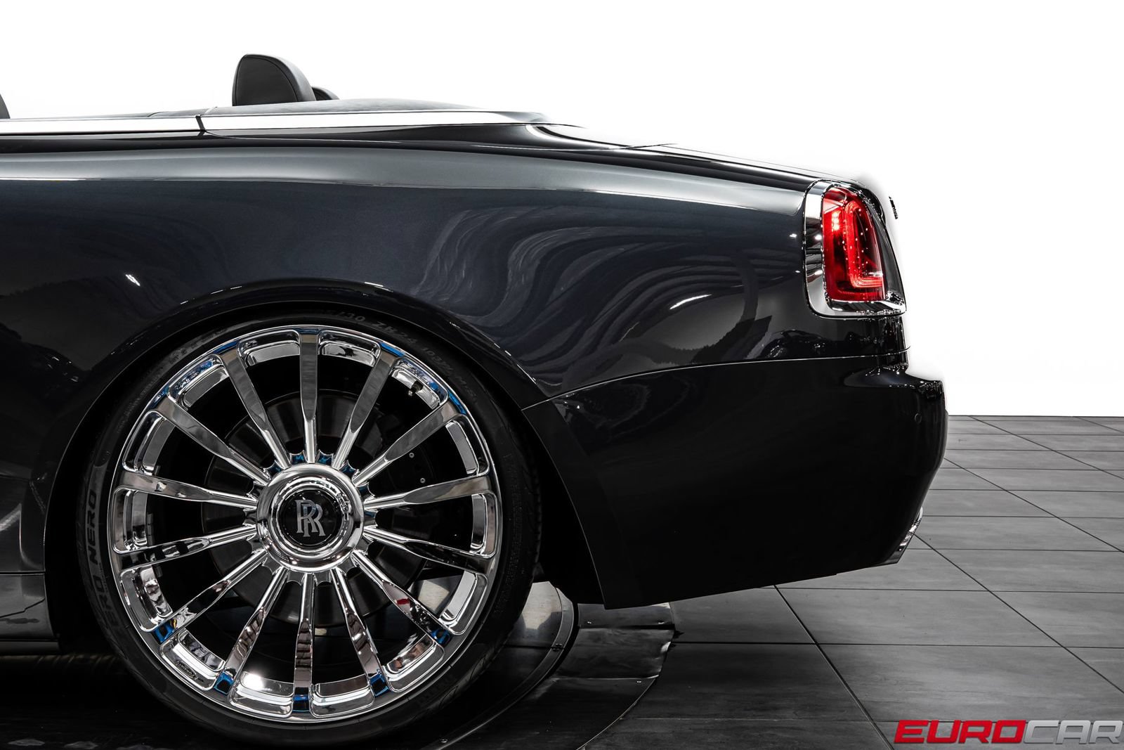 Used 2018 Rolls-Royce Dawn RWD image 18