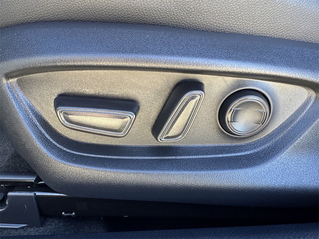 Used 2025 Toyota Camry SE w/ Convenience Package image 27