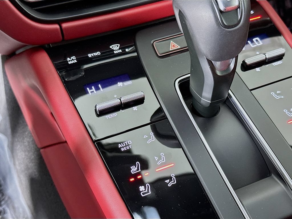 Certified 2025 Porsche Macan AWD/4WD image 17